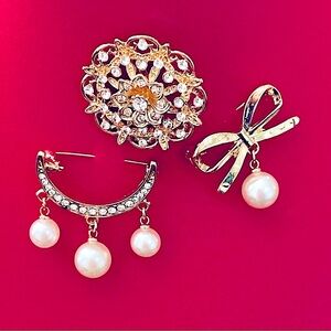 Elegant Gold and Pearl Brooch Set